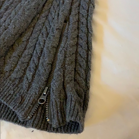 Gray sweater. - Picture 2 of 4